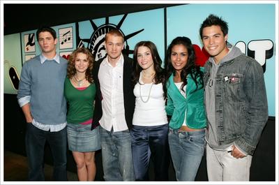 brooke, lucas, haley, nathan, ana et félix .
